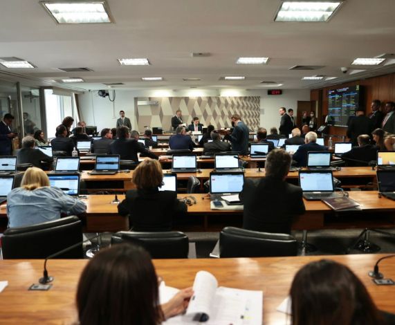 CCJ aprova PEC da Transição e Alcolumbre destaca equilíbrio entre responsabilidade fiscal e auxílio social do texto