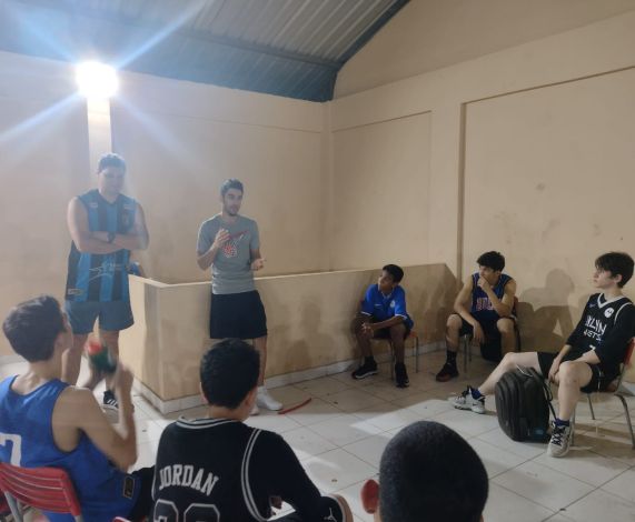 Luquinhas visita escolinha de basquete em Macapá